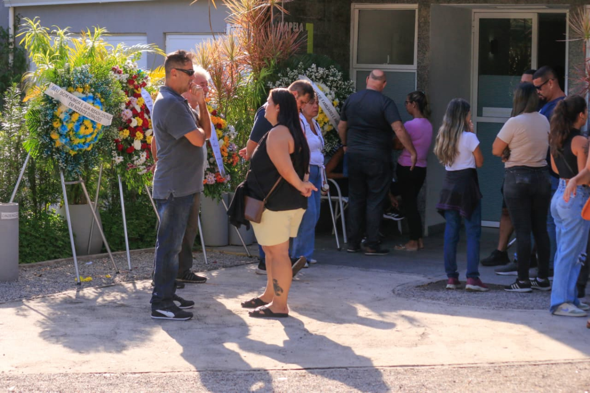 Fiscal morto em Bento Ribeiro é sepultado no Cemitério Jardim da Saudade de Sulacap - Carlos Elias / Agência O Dia