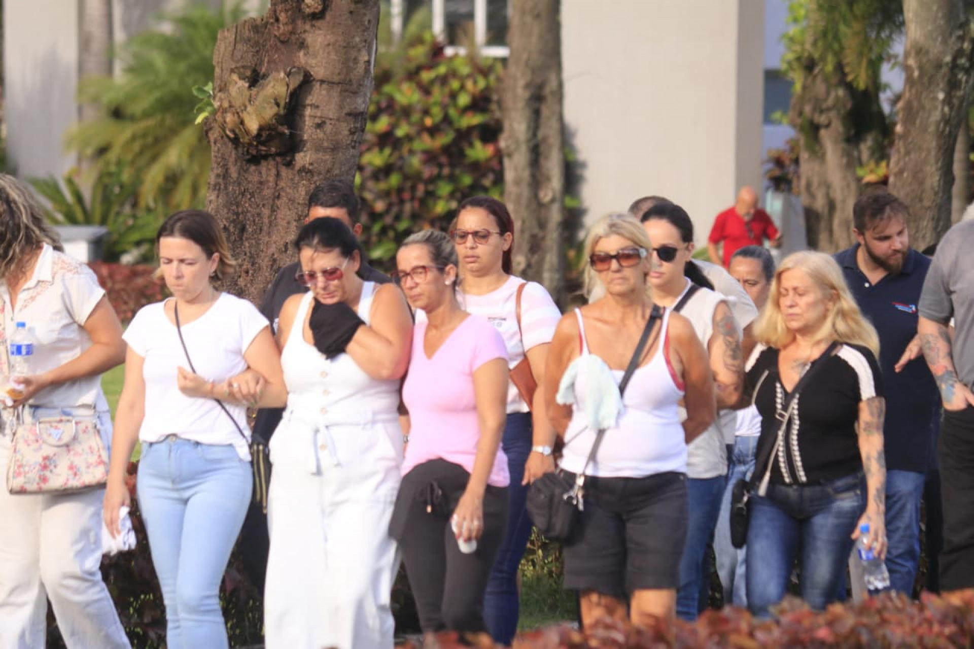 Fiscal morto em Bento Ribeiro é sepultado no Cemitério Jardim da Saudade de Sulacap - Carlos Elias / Agência O Dia