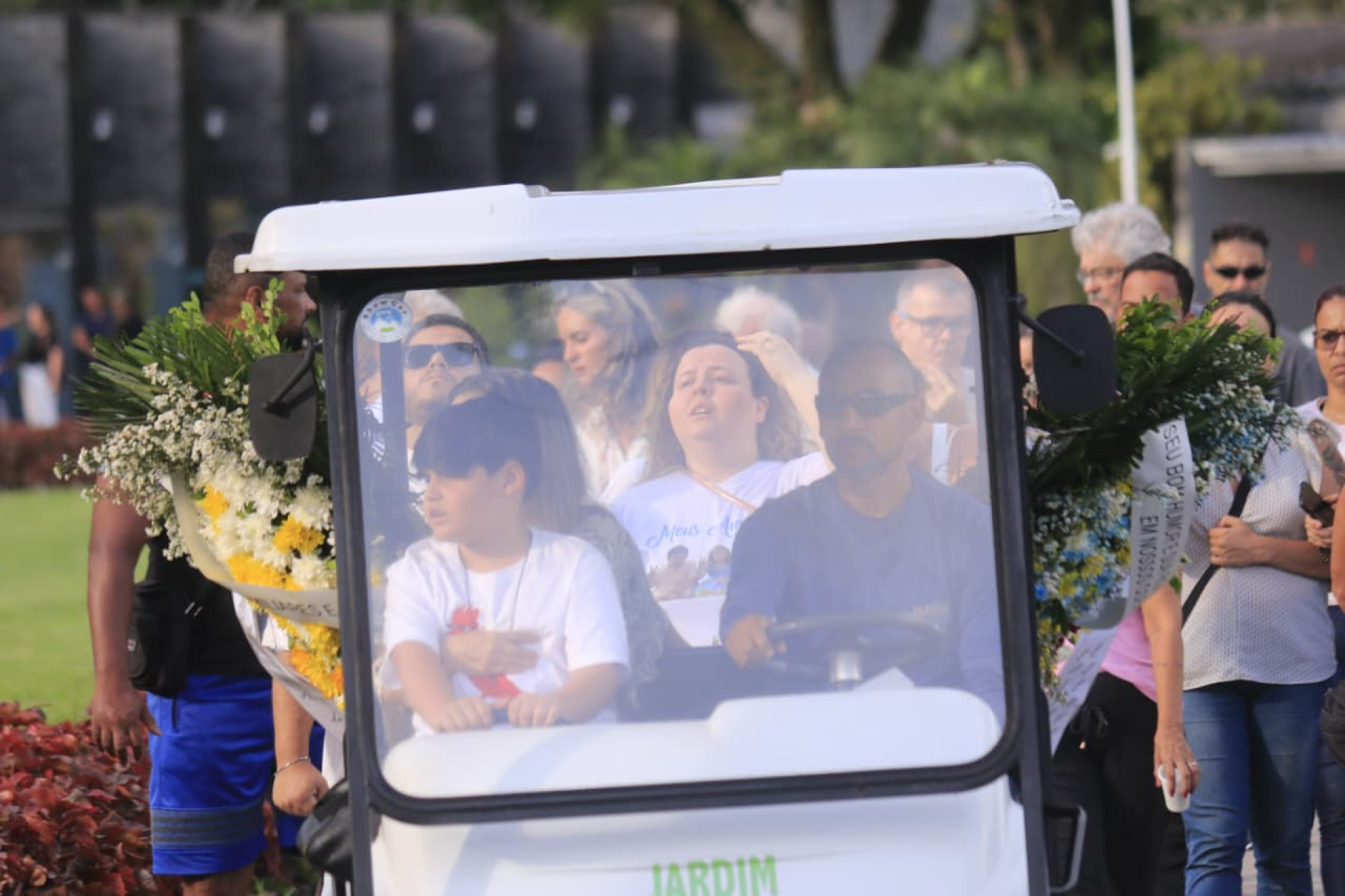Fiscal morto em Bento Ribeiro é sepultado no Cemitério Jardim da Saudade de Sulacap - Carlos Elias / Agência O Dia