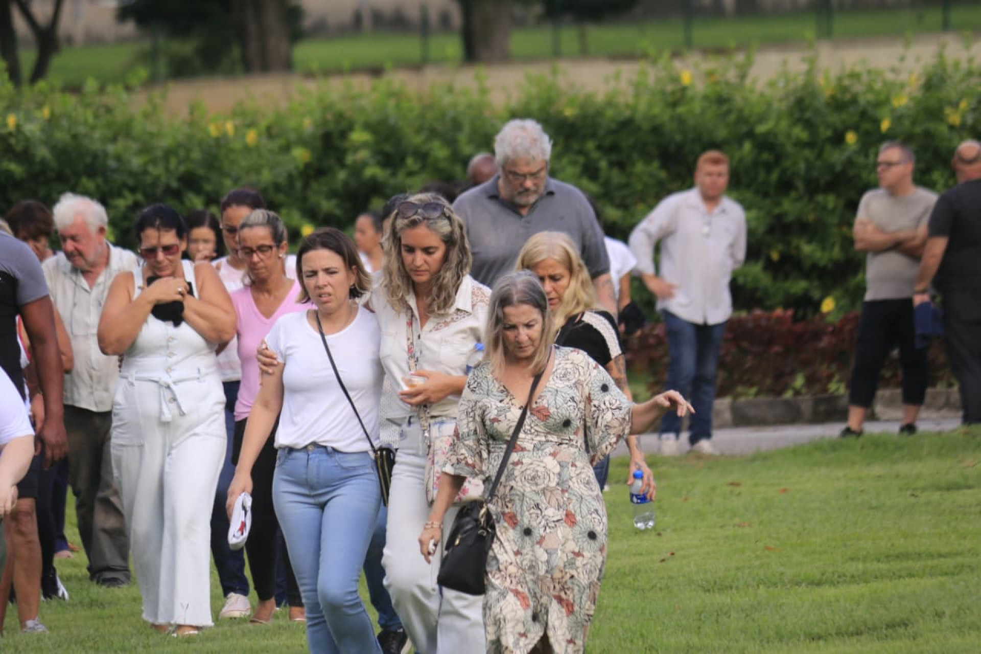 Fiscal morto em Bento Ribeiro é sepultado no Cemitério Jardim da Saudade de Sulacap - Carlos Elias / Agência O Dia