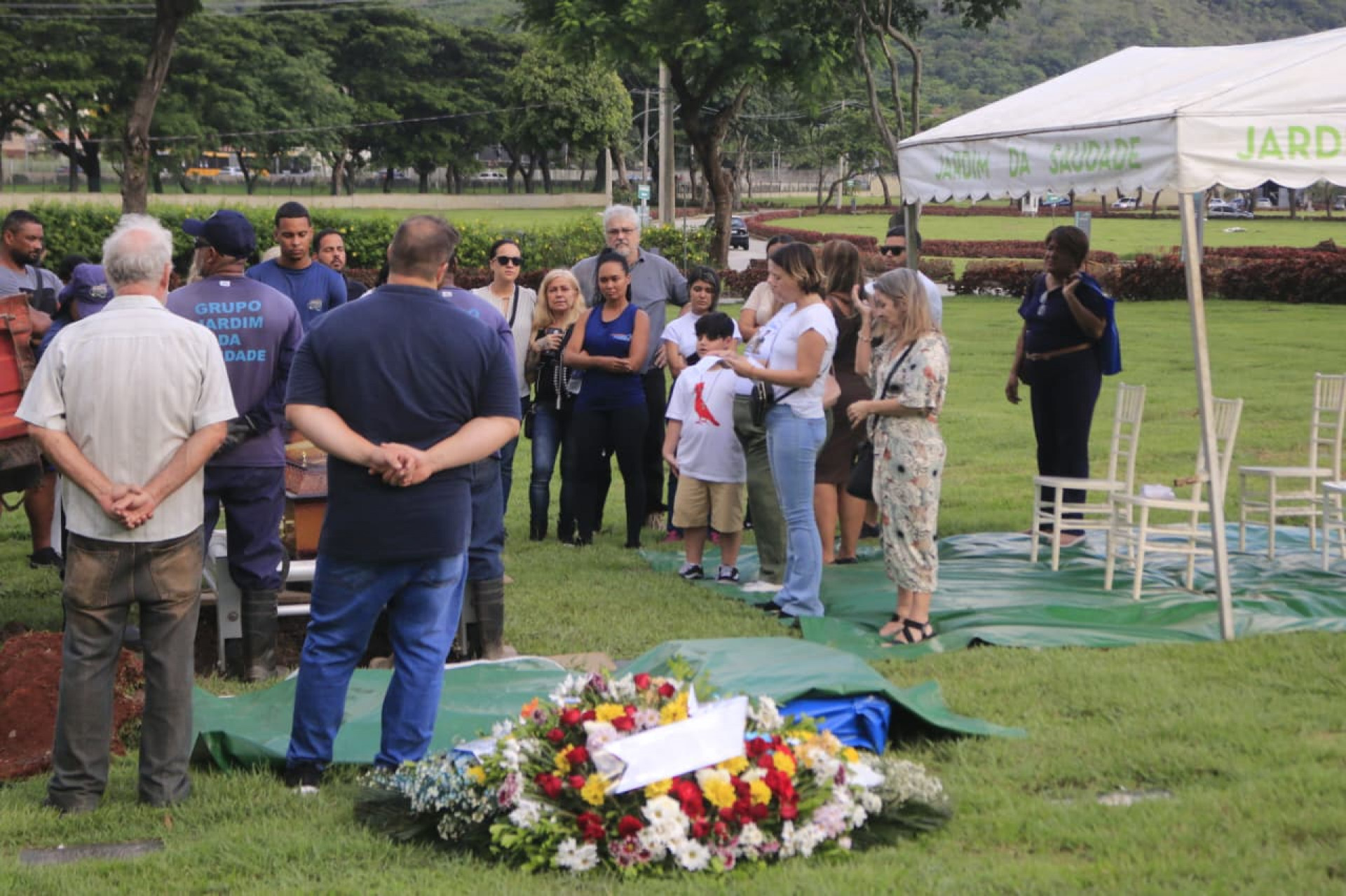 Fiscal morto em Bento Ribeiro é sepultado no Cemitério Jardim da Saudade de Sulacap - Carlos Elias / Agência O Dia