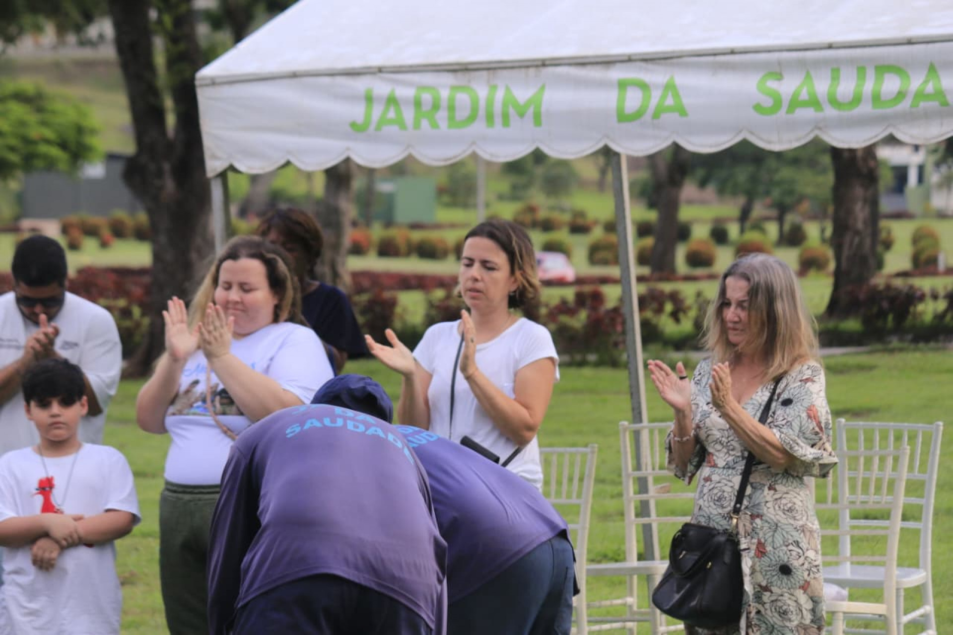 Fiscal morto em Bento Ribeiro é sepultado no Cemitério Jardim da Saudade de Sulacap - Carlos Elias / Agência O Dia