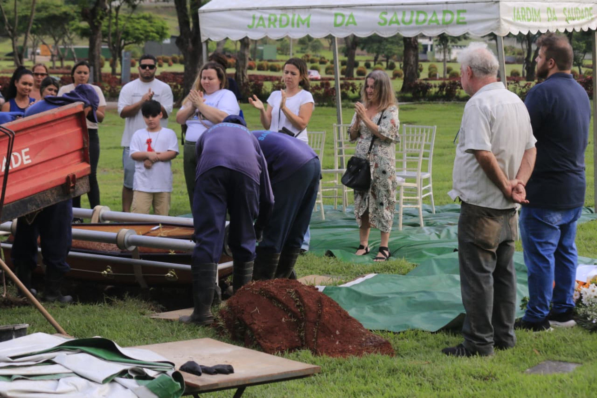 Fiscal morto em Bento Ribeiro é sepultado no Cemitério Jardim da Saudade de Sulacap - Carlos Elias / Agência O Dia