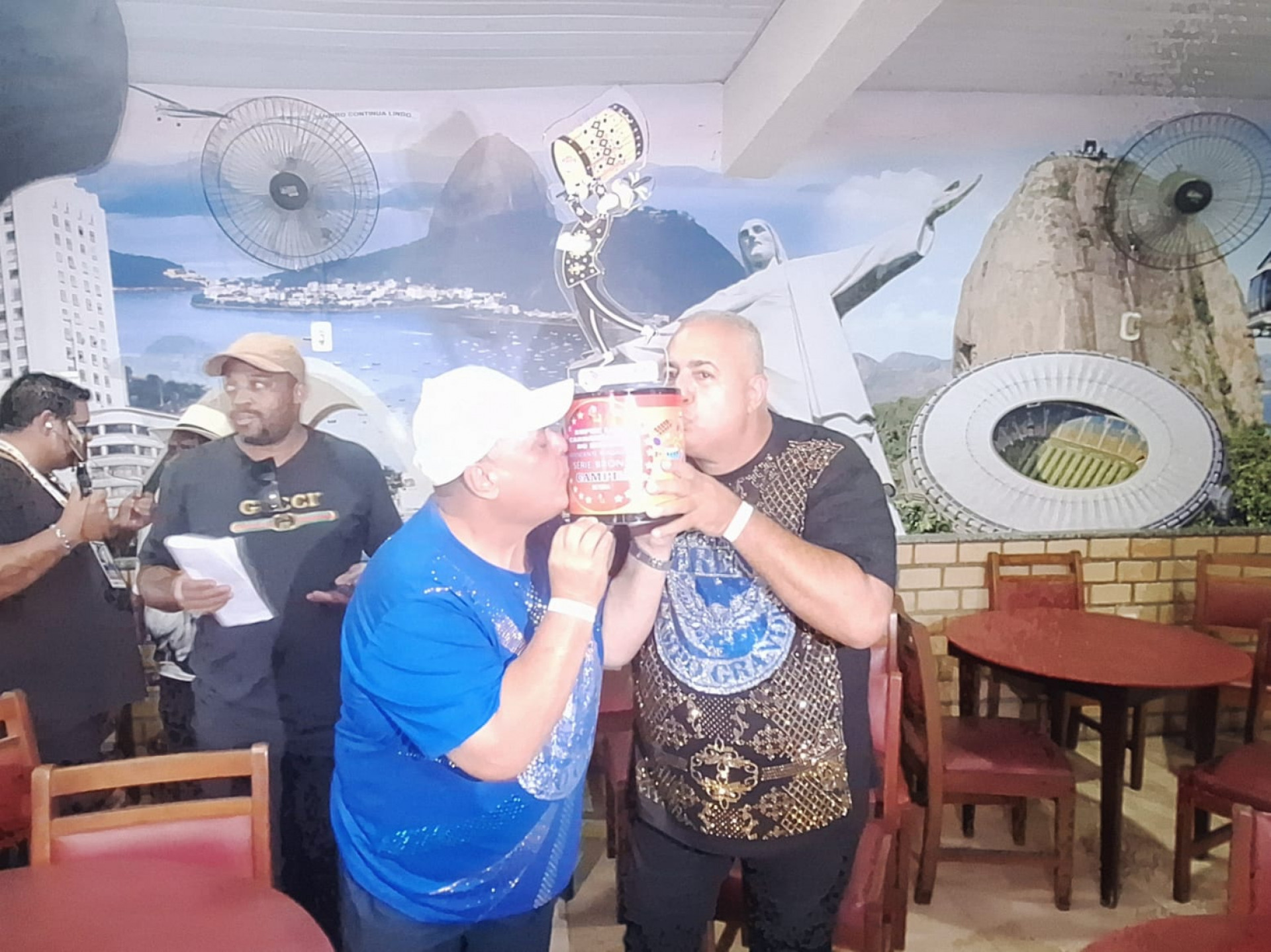 Galego (E) e André Baiacu celebram o título da Sereno de Campo Grande - Luiz Maurício Monteiro / Agência O Dia