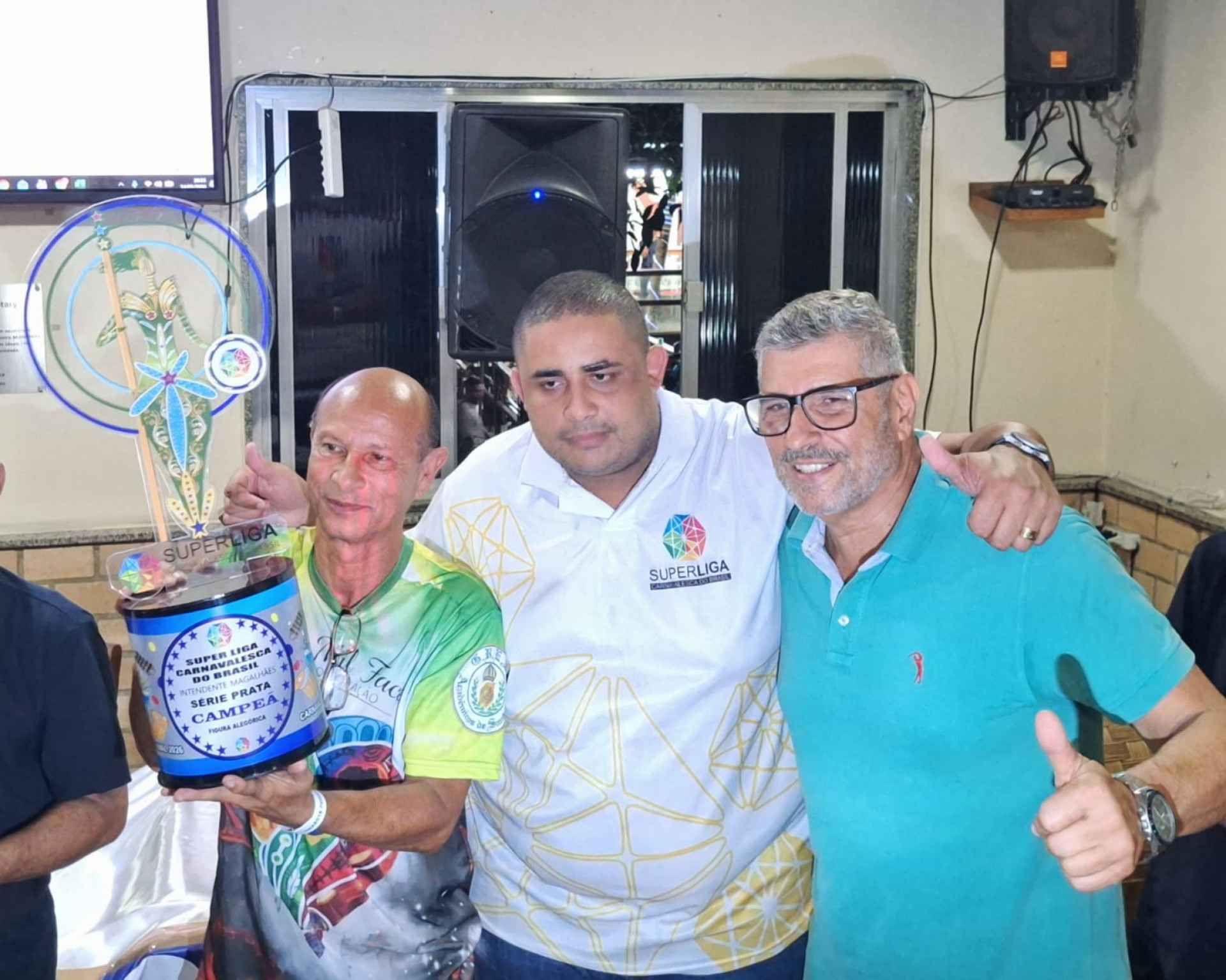 Zézo (E), presidente da Acadêmicos de Santa Cruz, ergue o troféu de campeã da Série Prata - Luiz Maurício Monteiro / Agência O Dia