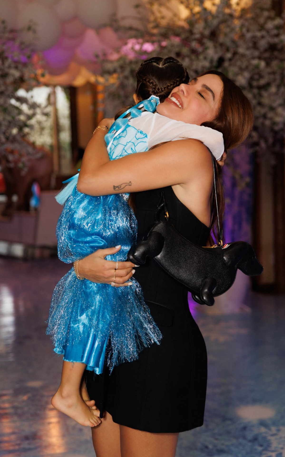 Anitta abraça a afilhada, Ava