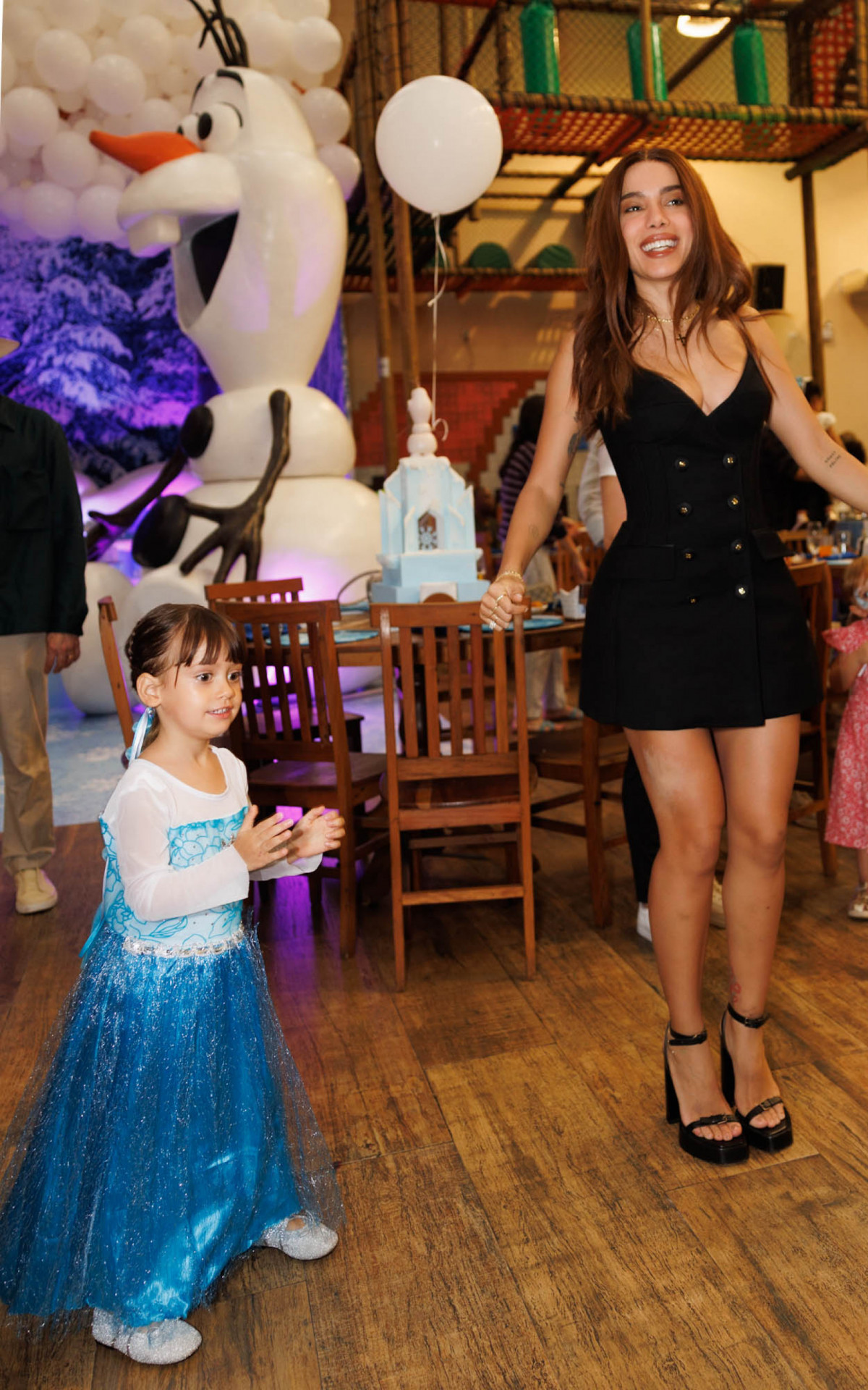 Anitta brinca com a afilhada, Ava