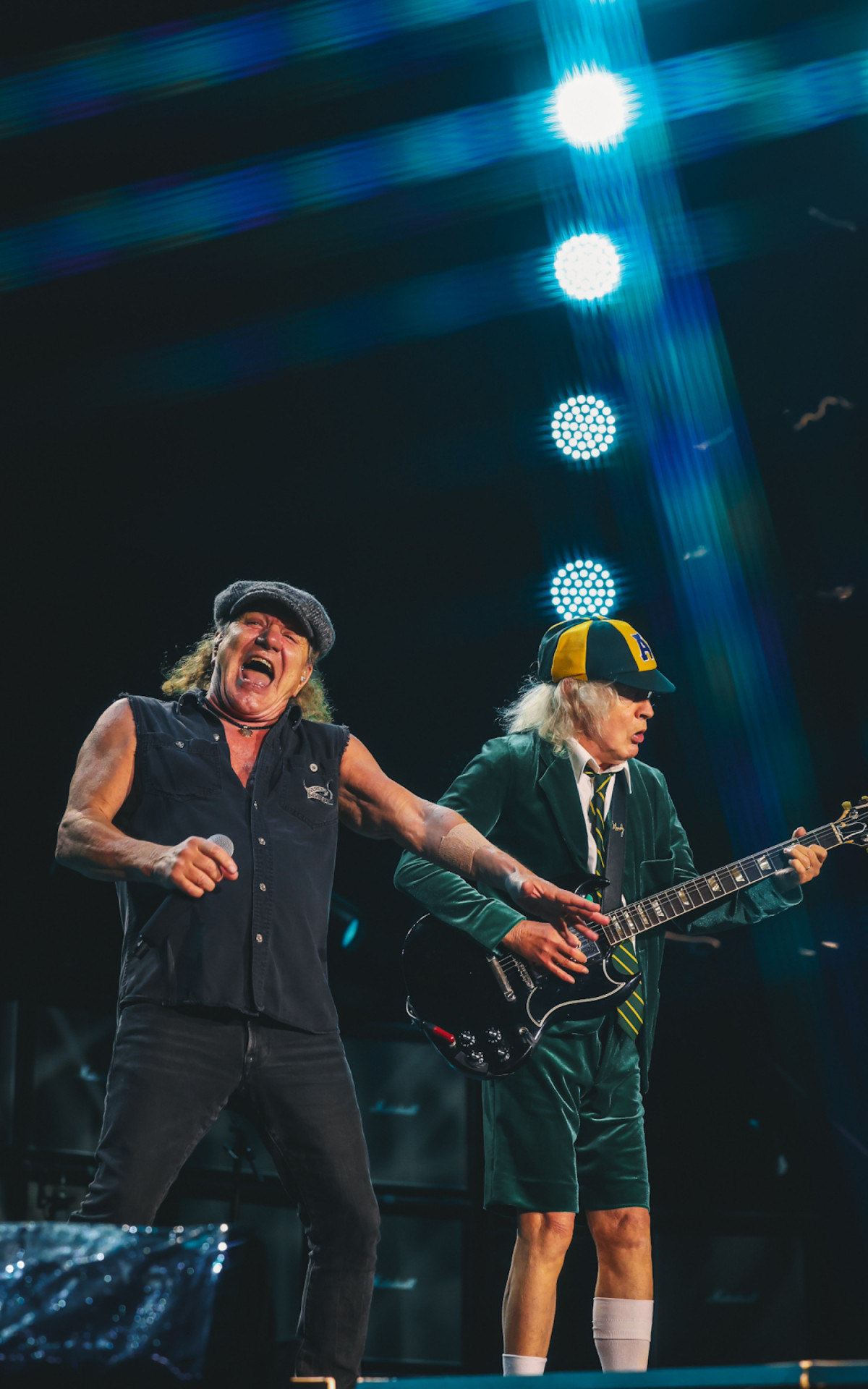 Brian Johnson e Angus Young agitam público com sucessos em show do AC/DC