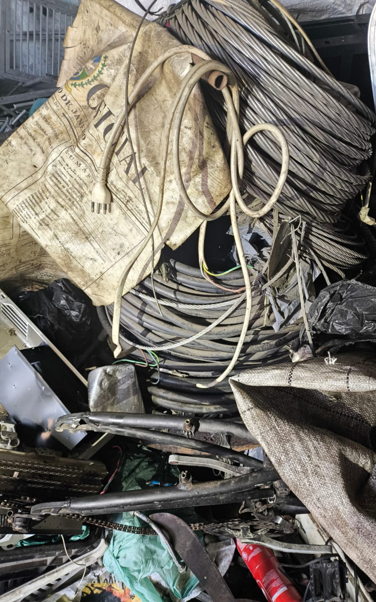 Fios de cobre, cabos, e máquinas caça-níqueis foram apreendidos durante operação no Cajueiro, em Madureira
 - Divulgação