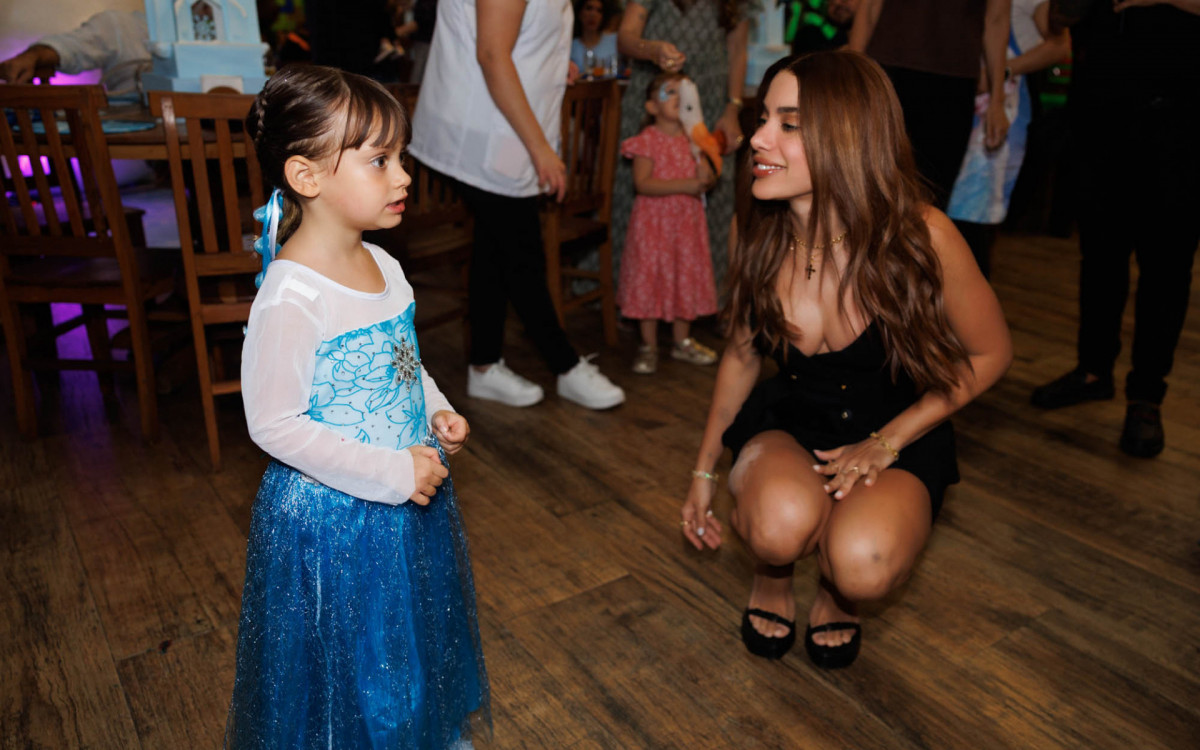 Ava e a madrinha, Anitta