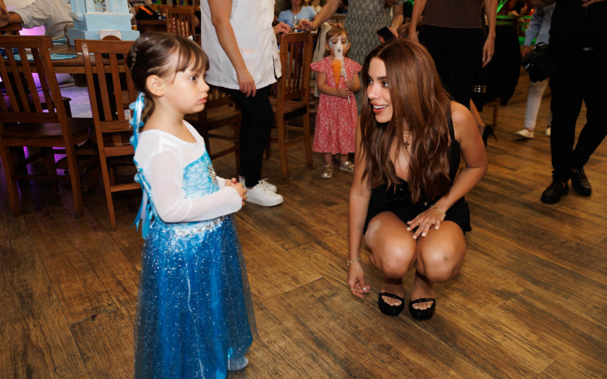 Anitta prestigia aniversário da afilhada, Ava