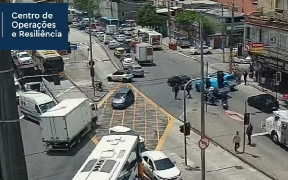 Policiais atuaram na Avenida Brás de Pina, altura da Praça do Carmo, que precisou ser interditada