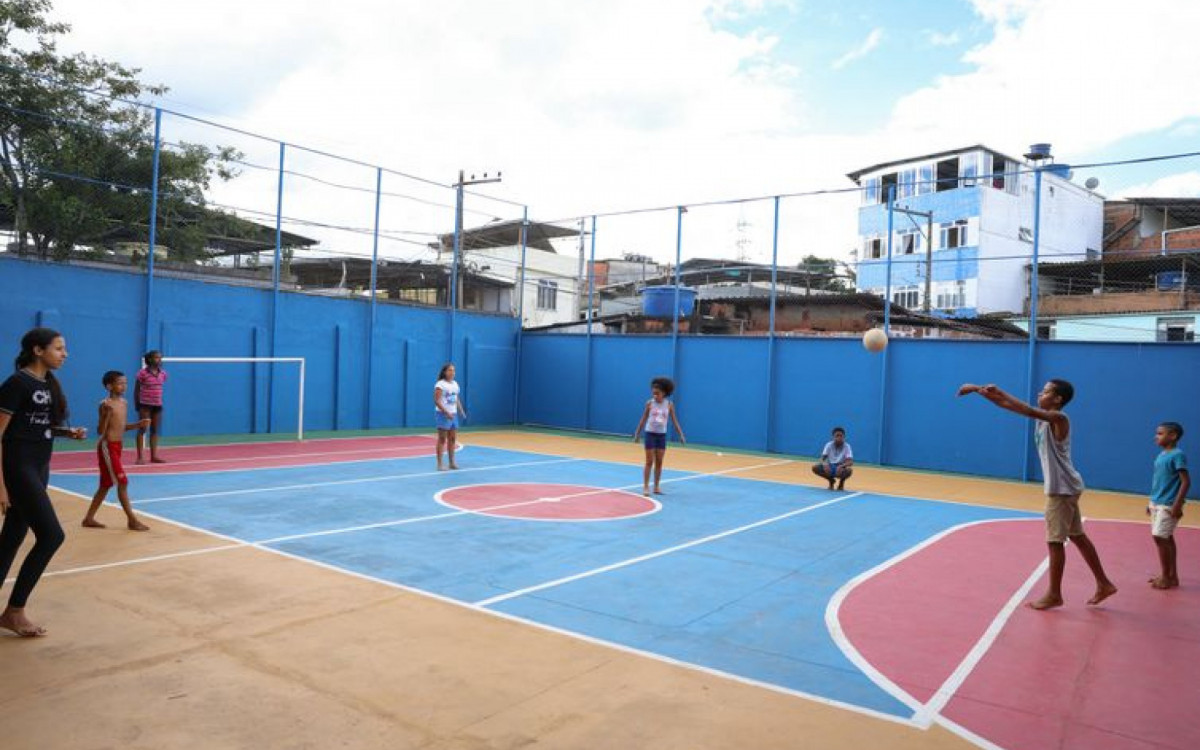Crianças brincam na quadra da Escola Municipal Murilo Mendes, para onde foram levados desabrigados em Juiz de Fora