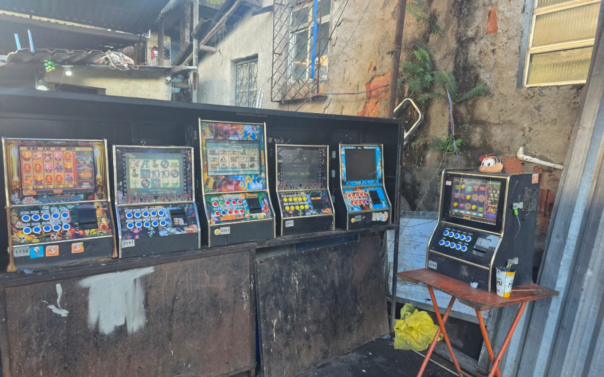 Fios de cobre, cabos, e máquinas caça-níqueis foram apreendidos durante operação no Cajueiro, em Madureira
 - Divulgação