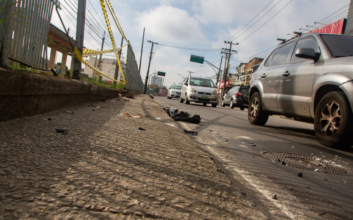 Colisão foi tão forte que derrubou as grades da estação de Ramos; A área precisou ser isolada - Érica Martin/Agência O DIA