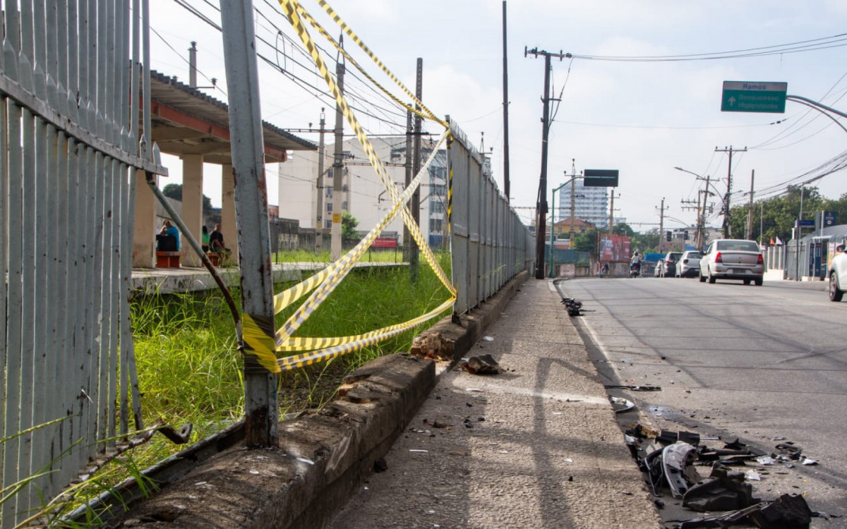 Colis&atilde;o foi t&atilde;o forte que derrubou as grades da esta&ccedil;&atilde;o de Ramos; A &aacute;rea precisou ser isolada