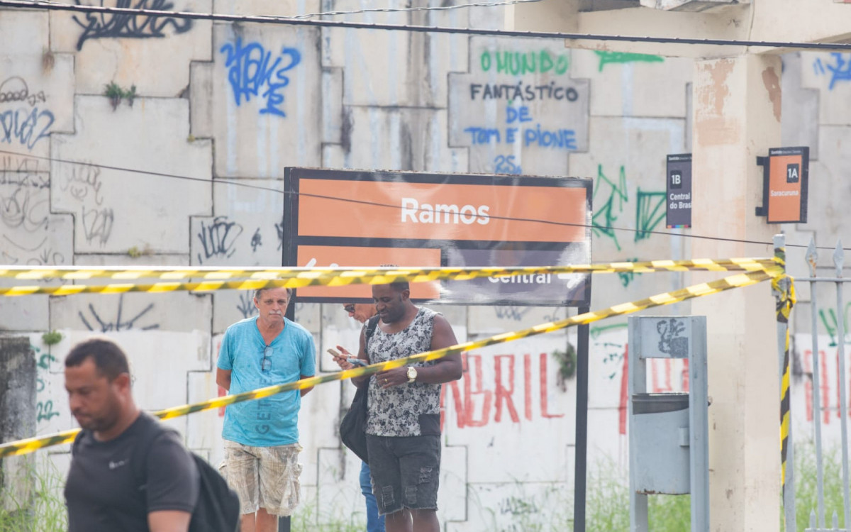 Colis&atilde;o foi t&atilde;o forte que derrubou as grades da esta&ccedil;&atilde;o de Ramos; A &aacute;rea precisou ser isolada