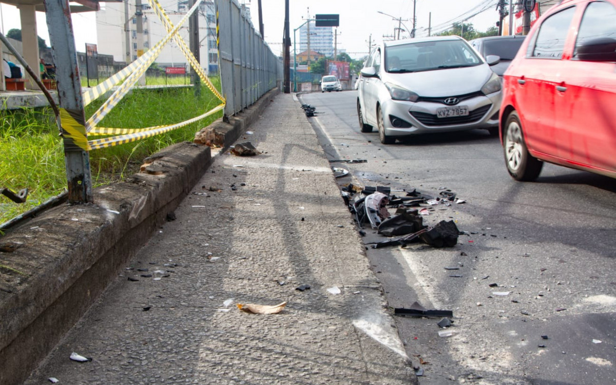 Colis&atilde;o foi t&atilde;o forte que derrubou as grades da esta&ccedil;&atilde;o de Ramos; A &aacute;rea precisou ser isolada