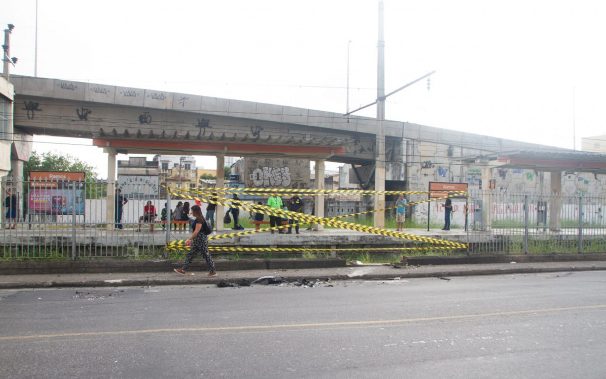 Colisão foi tão forte que derrubou as grades da estação de Ramos; A área precisou ser isolada - Érica Martin/Agência O DIA