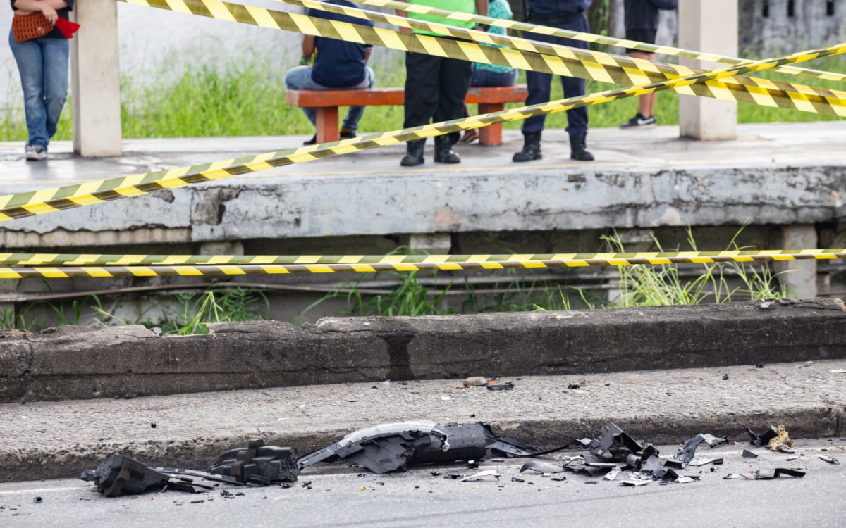 Colisão foi tão forte que derrubou as grades da estação de Ramos; A área precisou ser isolada - Érica Martin/Agência O DIA