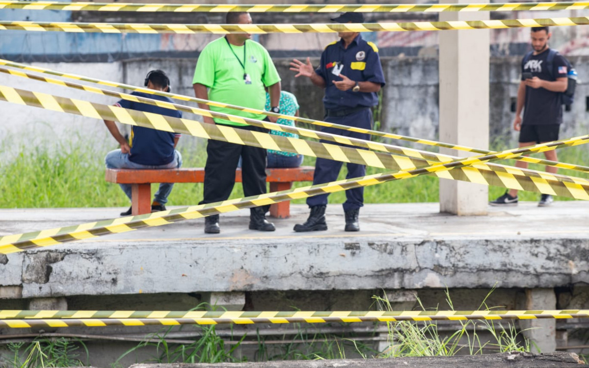 Colisão foi tão forte que derrubou as grades da estação de Ramos; A área precisou ser isolada - Érica Martin/Agência O DIA