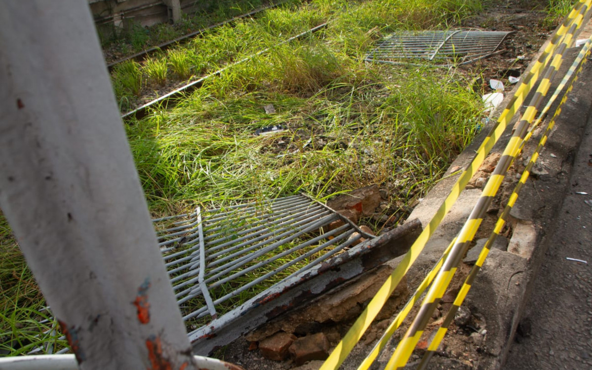 Colis&atilde;o foi t&atilde;o forte que derrubou as grades da esta&ccedil;&atilde;o de Ramos; A &aacute;rea precisou ser isolada