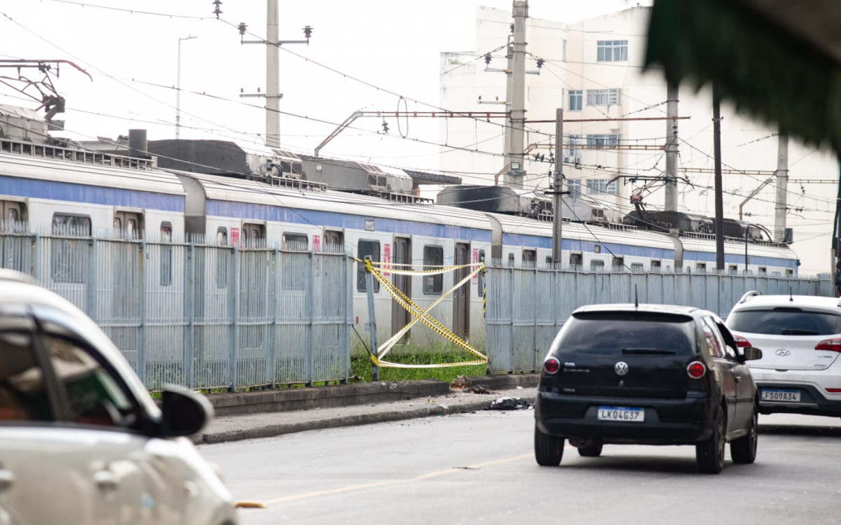 Colisão foi tão forte que derrubou as grades da estação de Ramos; A área precisou ser isolada - Érica Martin/Agência O DIA