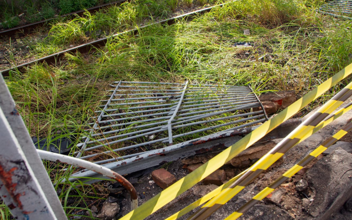 Colisão foi tão forte que derrubou as grades da estação de Ramos; A área precisou ser isolada - Érica Martin/Agência O DIA