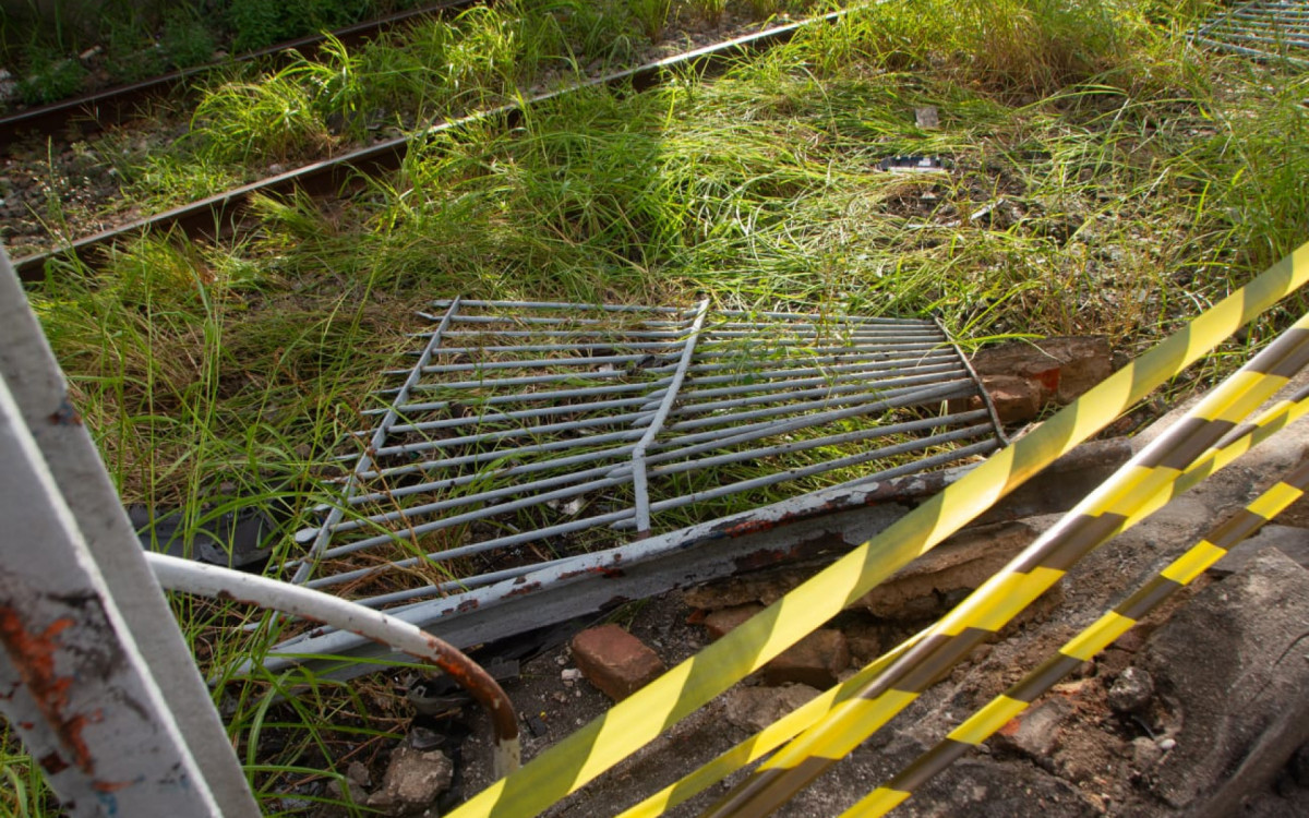 Colisão foi tão forte que derrubou as grades da estação de Ramos; A área precisou ser isolada - Érica Martin/Agência O DIA