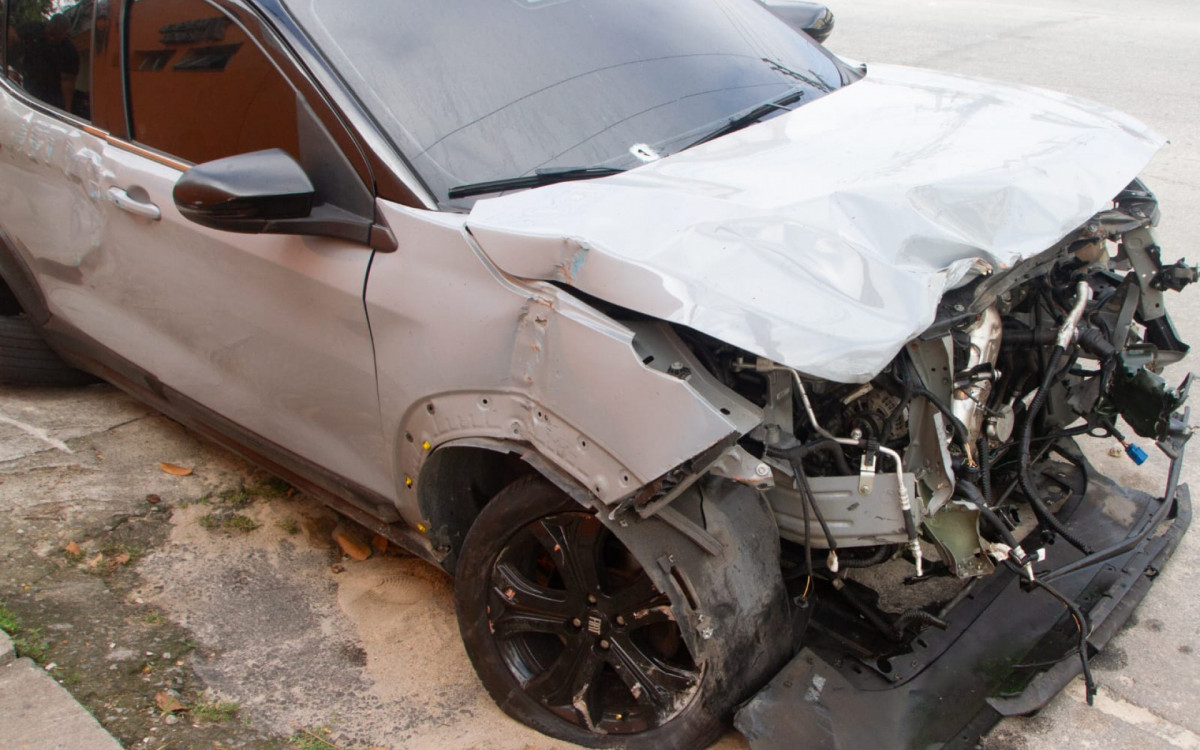 Veículo usado pelos bandidos ficou destruído após colidir em grades da estação de trem  - Érica Martin/Agência O DIA