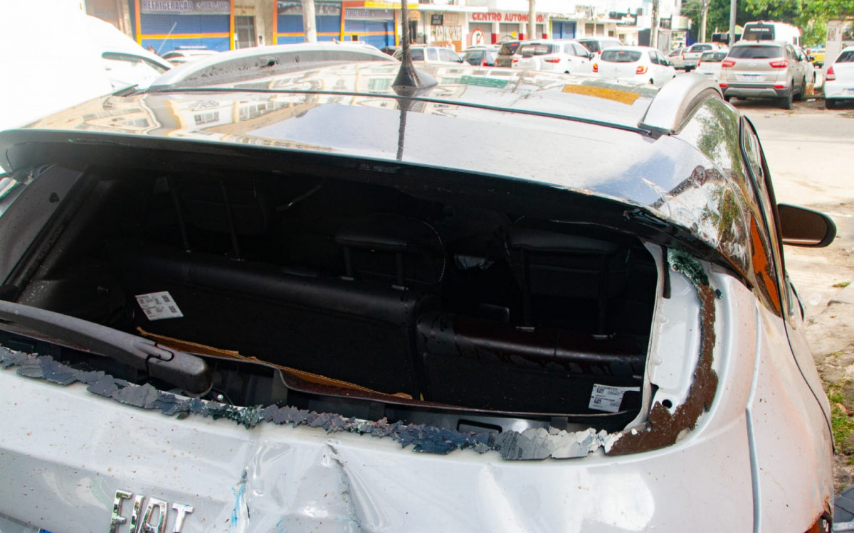 Carro ficou com marcas de tiros 