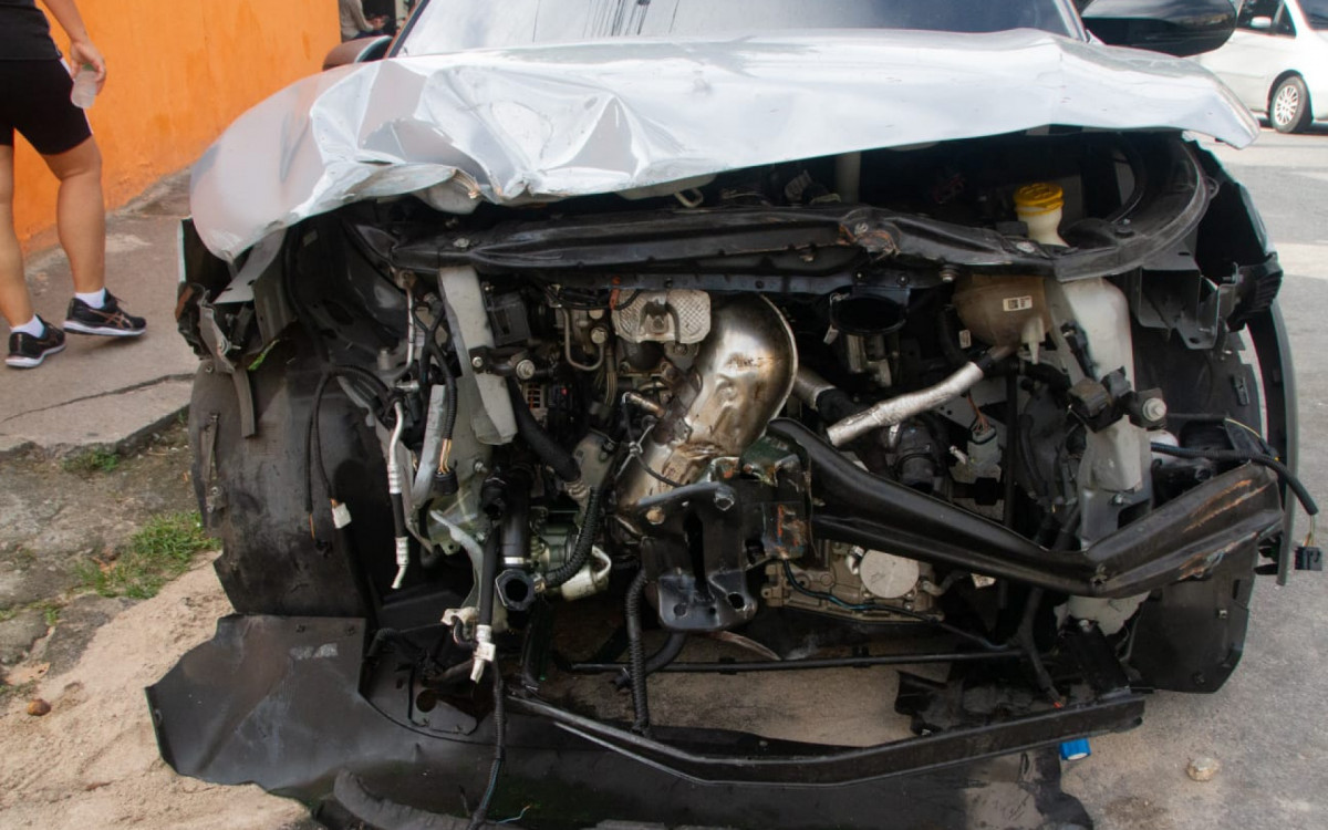 Ve&iacute;culo usado pelos bandidos ficou destru&iacute;do ap&oacute;s colidir em grades da esta&ccedil;&atilde;o de trem 