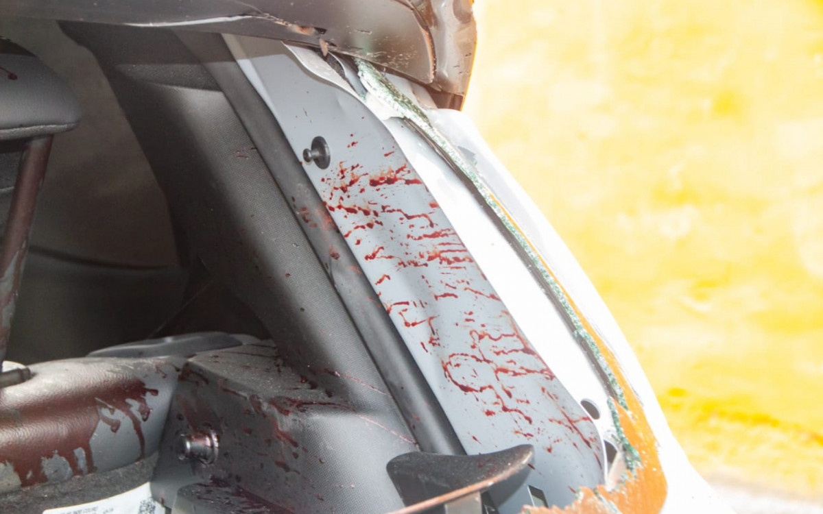 Veículo ficou com marcas de sangue após acidente - Érica Martin/Agência O DIA