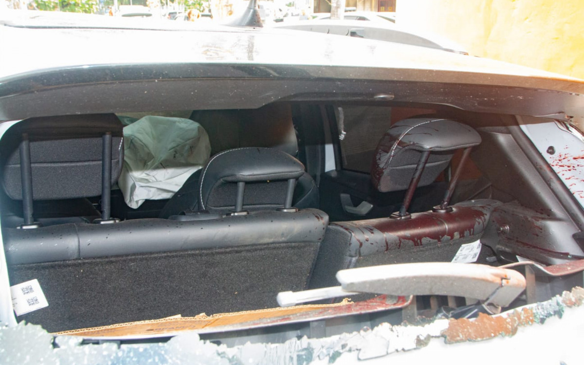 Veículo ficou com marcas de sangue após acidente - Érica Martin/Agência O DIA