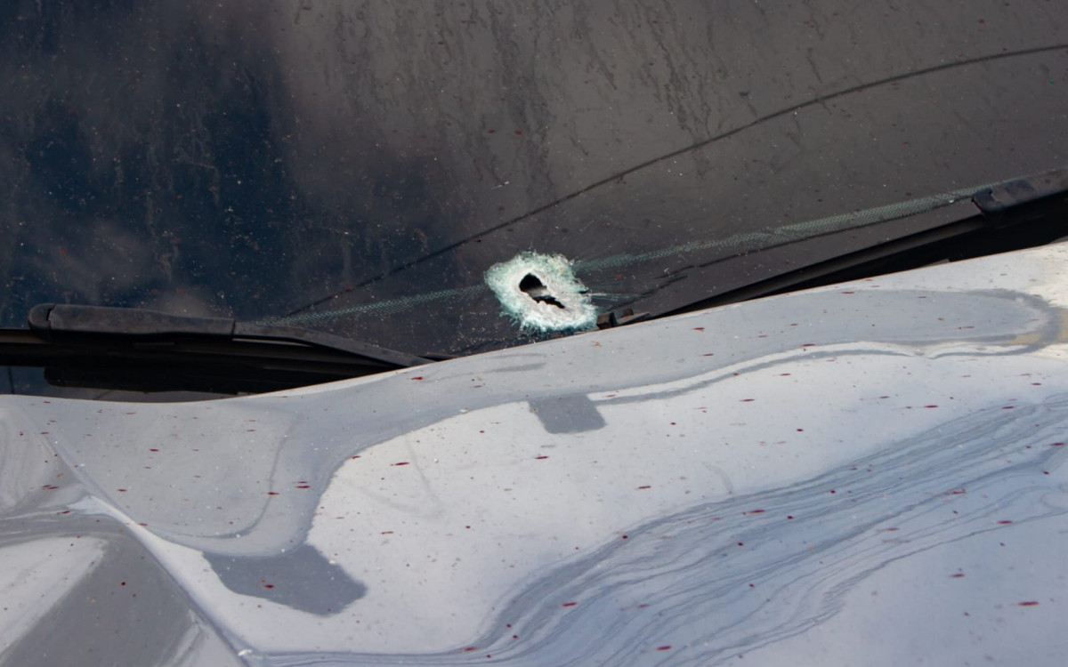 Carro ficou com marcas de tiros  - Érica Martins/Agência O DIA