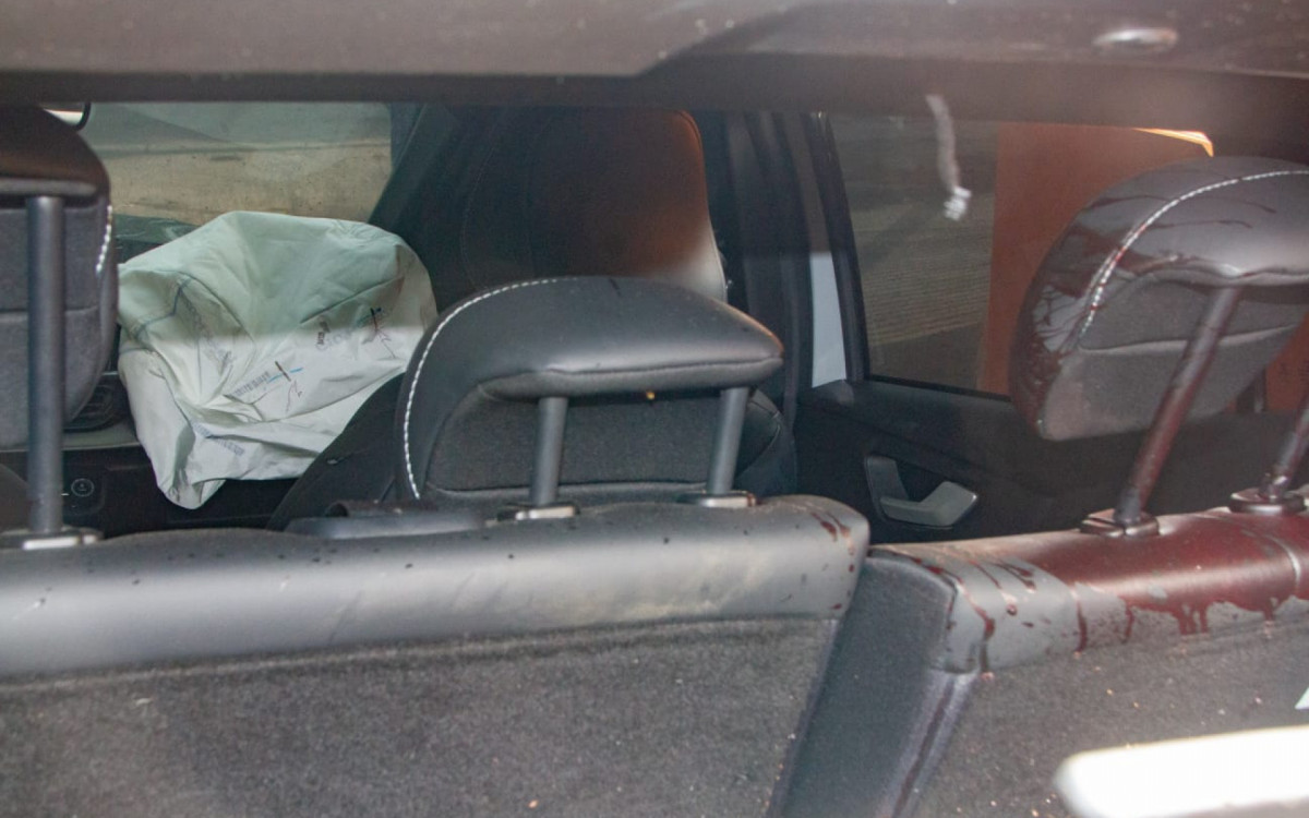 Veículo ficou com marcas de sangue após acidente - Érica Martin/Agência O DIA