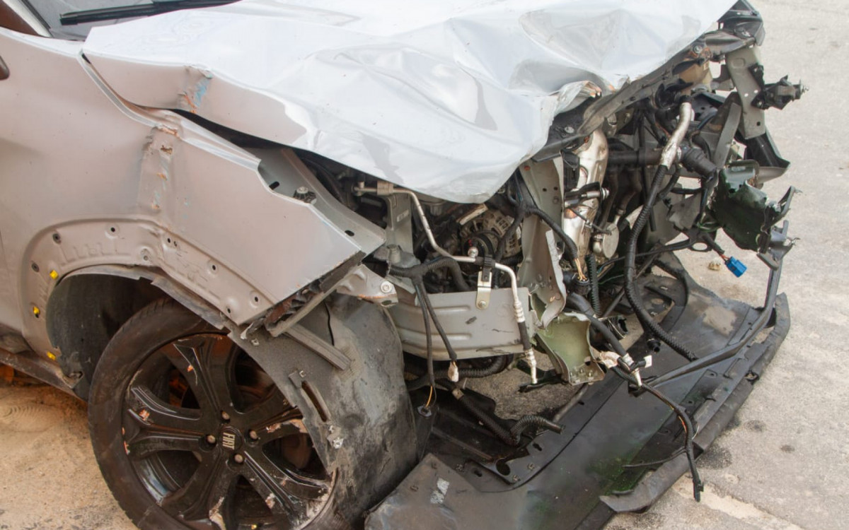 Ve&iacute;culo usado pelos bandidos ficou destru&iacute;do ap&oacute;s colidir em grades da esta&ccedil;&atilde;o de trem 