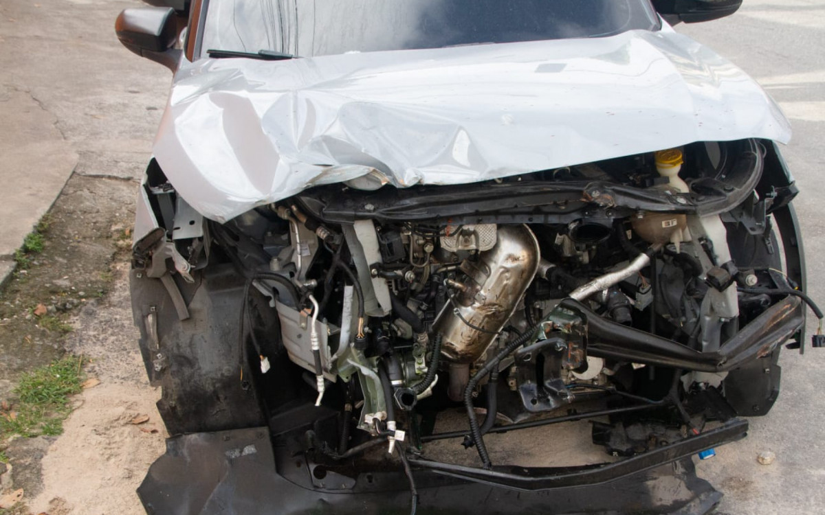 Veículo usado pelos bandidos ficou destruído após colidir em grades da estação de trem  - Érica Martin/Agência O DIA