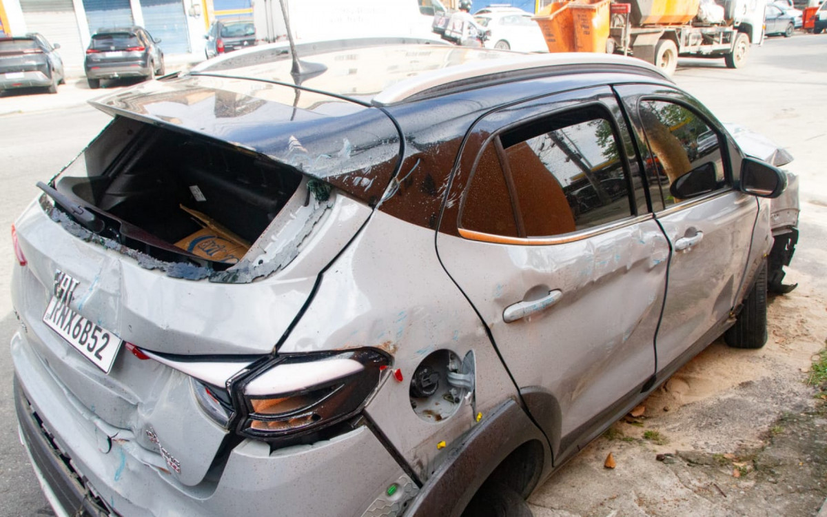 Veículo usado pelos bandidos ficou destruído após colidir em grades da estação de trem  - Érica Martin/Agência O DIA