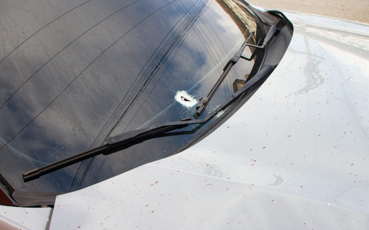 Carro ficou com marcas de tiros  - Érica Martins/Agência O DIA