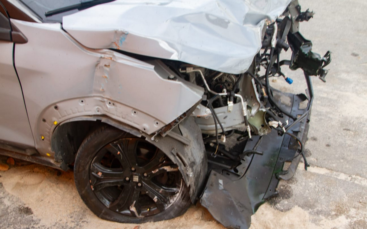 Veículo usado pelos bandidos ficou destruído após colidir em grades da estação de trem  - Érica Martin/Agência O DIA