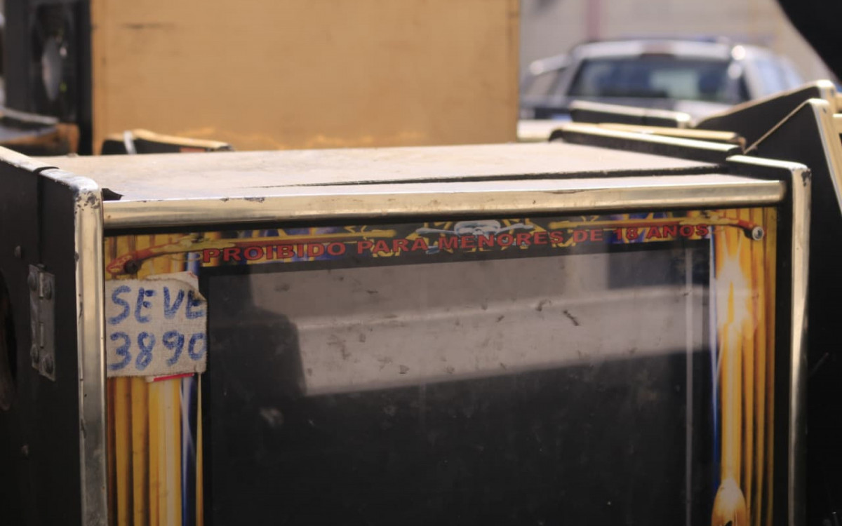 M&aacute;quinas de ca&ccedil;a-n&iacute;queis apreendidos durante a Opera&ccedil;&atilde;o Caminhos do Cobre - Carlos Elias/Ag&ecirc;ncia O DIA