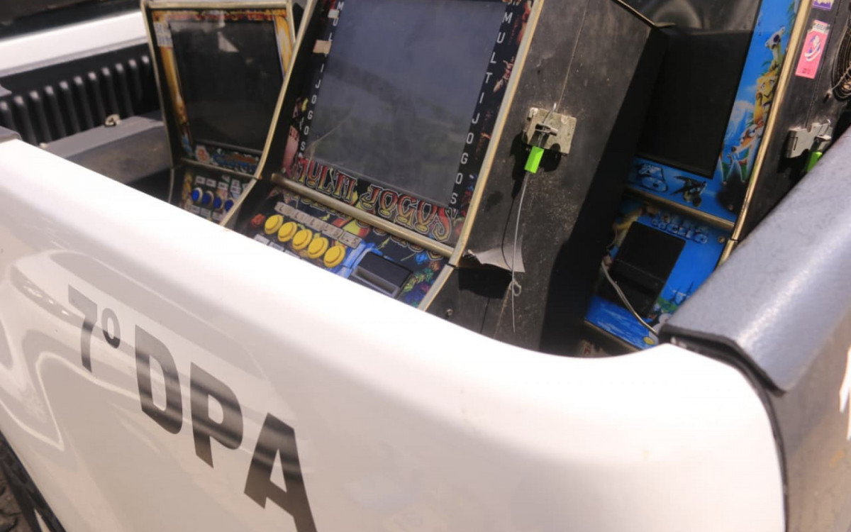 M&aacute;quinas de ca&ccedil;a-n&iacute;queis apreendidos durante a Opera&ccedil;&atilde;o Caminhos do Cobre - Carlos Elias/Ag&ecirc;ncia O DIA