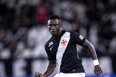 Marino Hinestroza treina como titular no Vasco e pode começar jogando contra o Santos