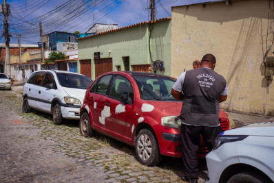 Cabo Frio notifica 15 veículos em ação contra abandono no Guarani