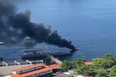 Vídeo: Embarcação pega fogo em São Francisco, em Niterói