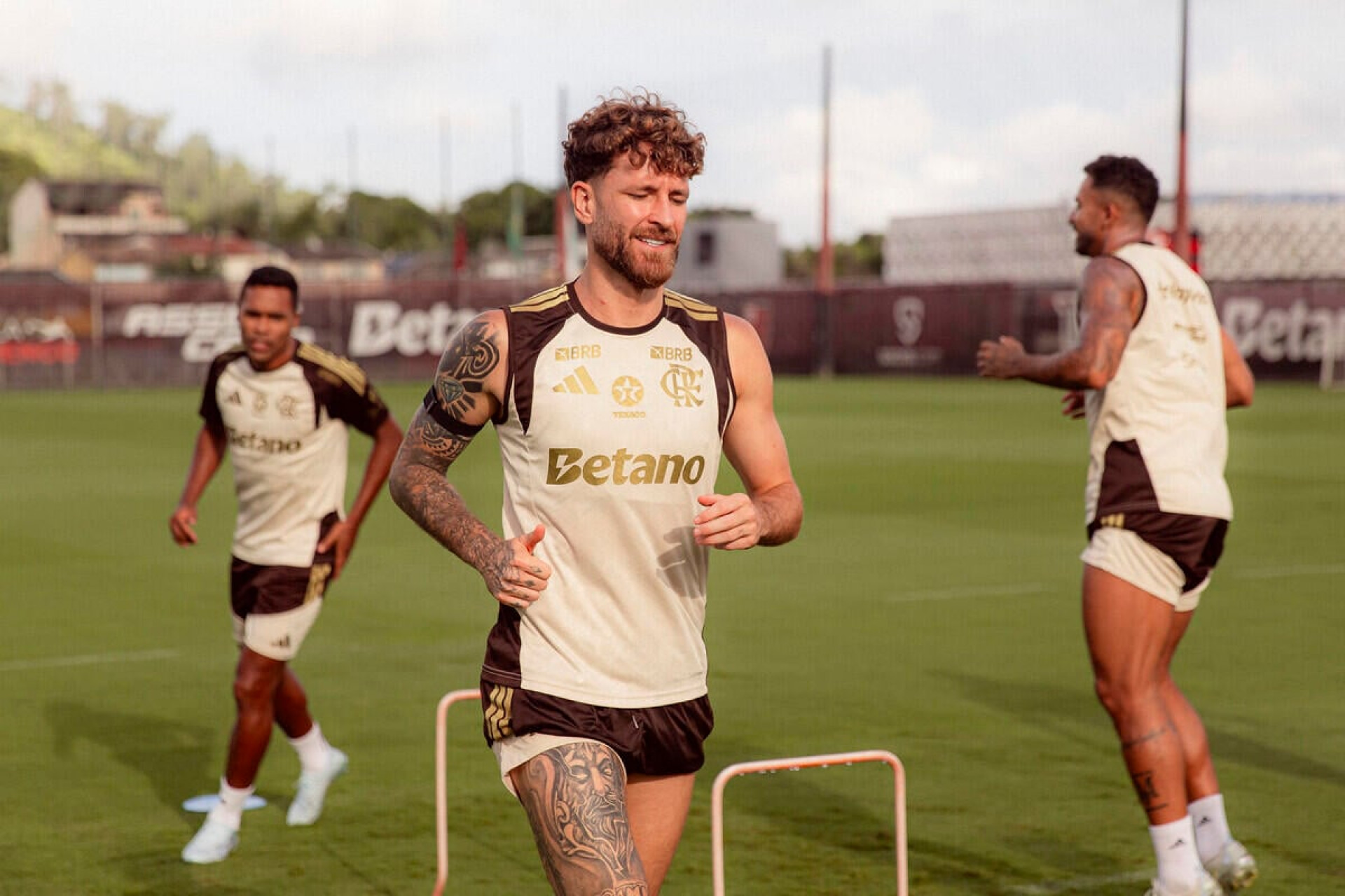 L&eacute;o Pereira convoca torcida do Flamengo contra o Lan&uacute;s: “Apoiar os 90 minutos”
