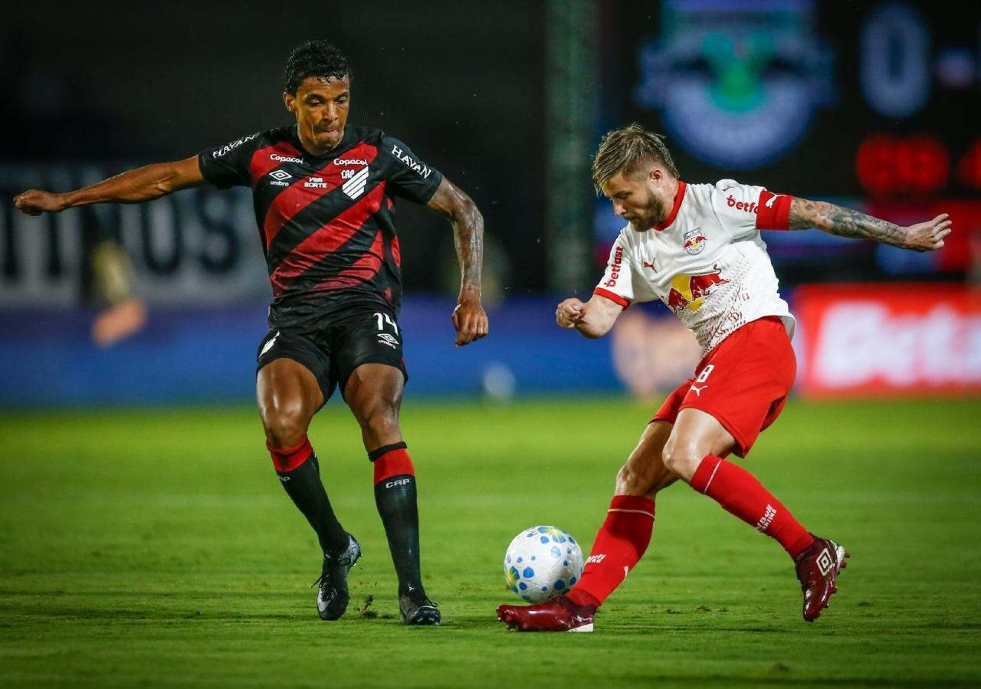 Bragantino e Athletico-PR empatam e seguem fora do G4 do Brasileir&atilde;o