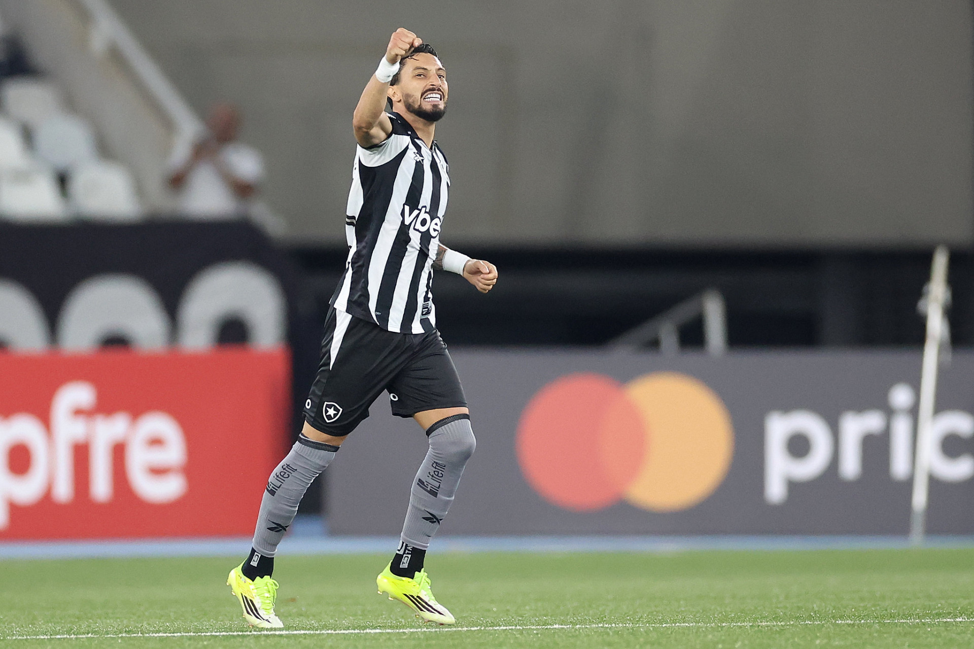Alex Telles abriu o placar para o Botafogo - Vítor Silva/Botafogo