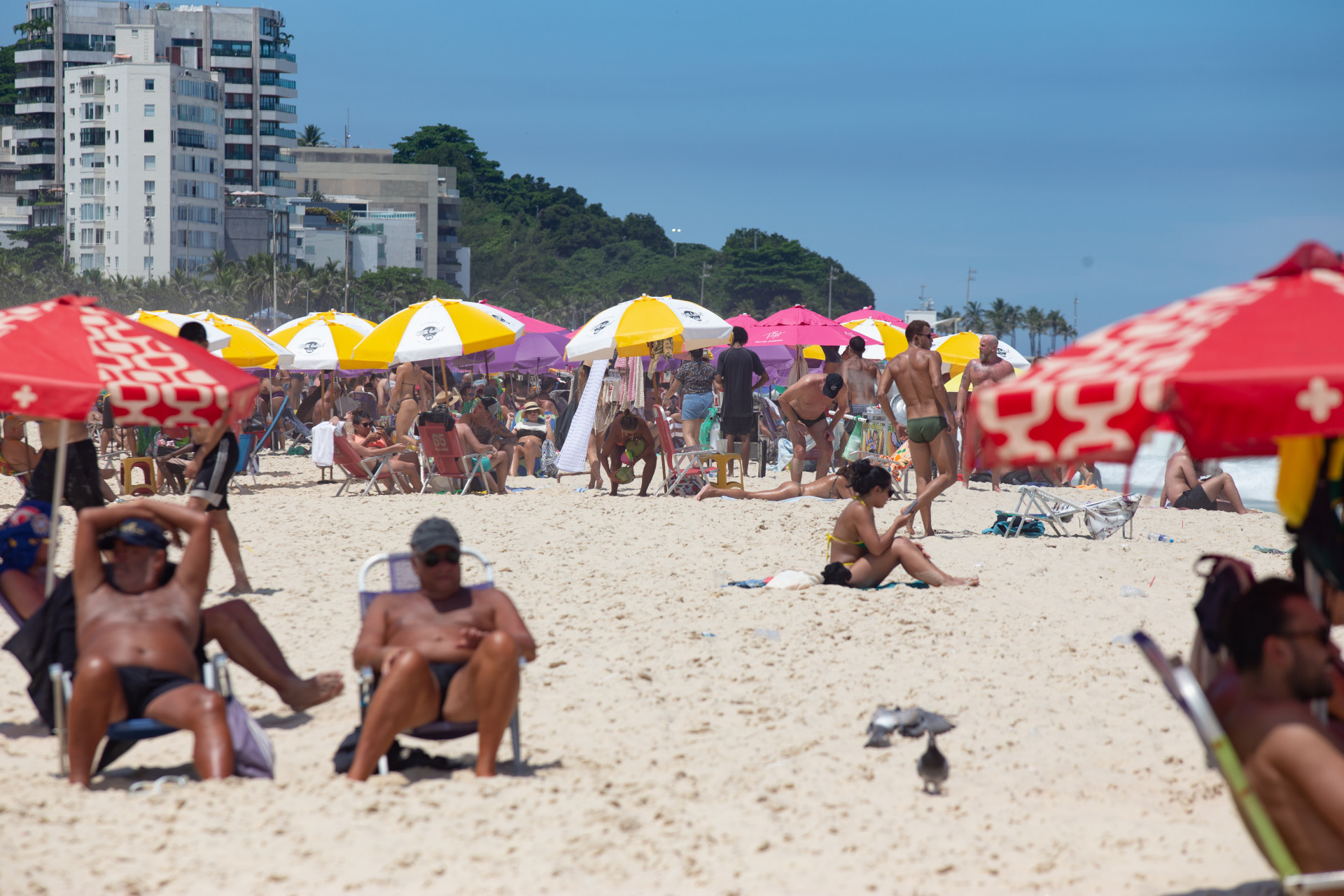 Movimentação na Praia de Ipanema, Zona Sul do Rio, na tarde desta quarta-feira (25) - Érica Martin/Agência O Dia
